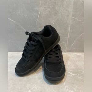 Etnies All-Black Low-Top Lace-Up Skate Sneakers